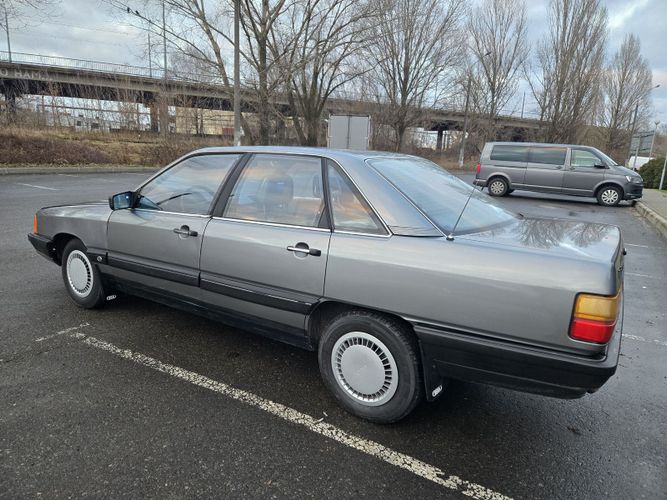 Audi 100