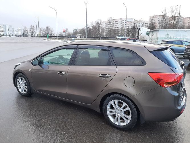 Автомобиль Kia CEED
