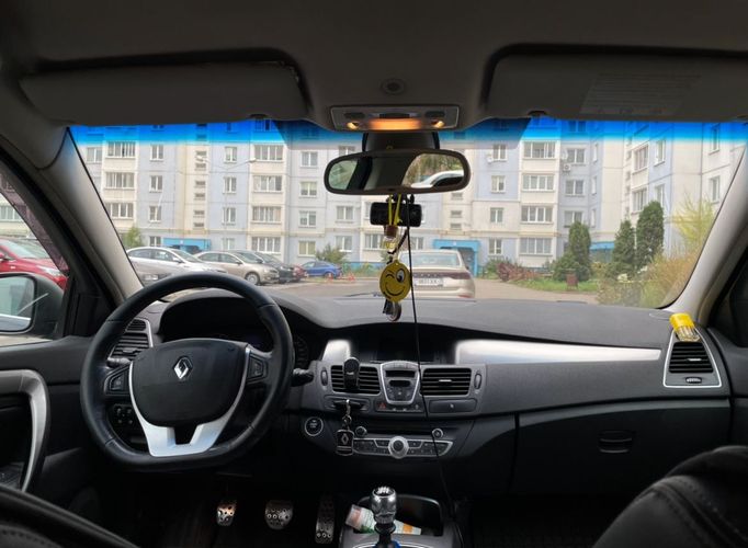 Легковое авто Renault laguna 2012