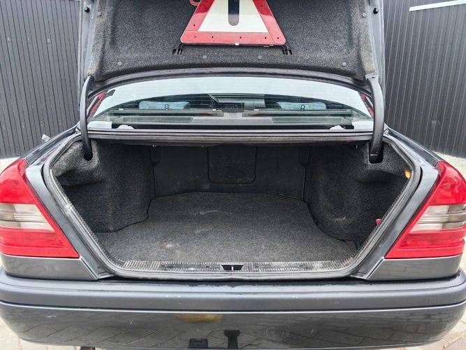 Mercedes-Benz C180