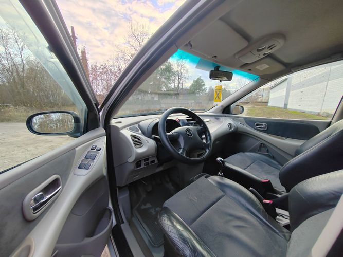 Nissan Almera Tino